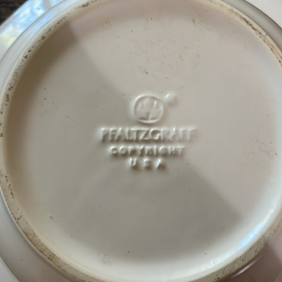 Pfaltzgraff Heritage White Collection sculpted serving bowl - Picture 2 of 3